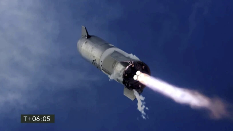 dpatopbilder - HANDOUT - Dieses von SpaceX zur Verfügung gestellte Videostandbild zeigt einen Prototypen der neuen «Starship»-Rakete während eines Tests. Foto: Uncredited/SpaceX/AP/dpa - ACHTUNG: Nur zur redaktionellen Verwendung im Zusammenhang mit der…