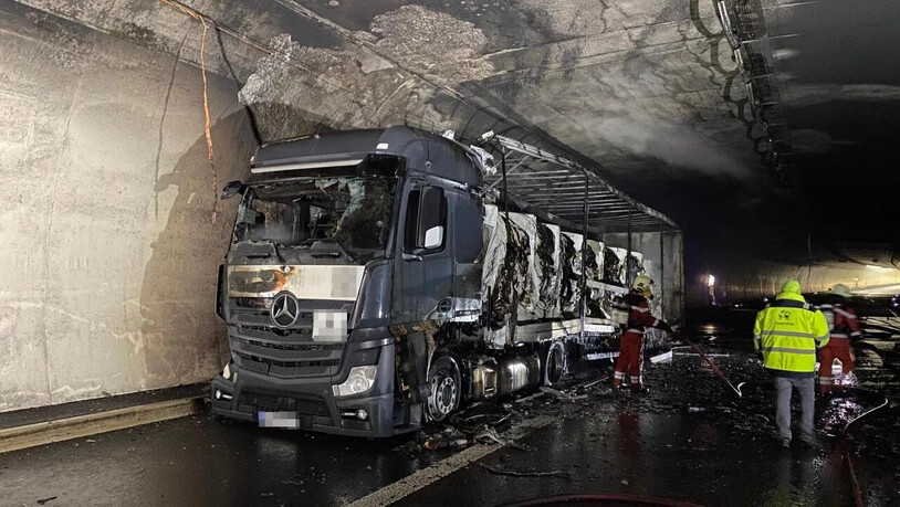 Der brennende Lastwagen beschädigte den Aeschertunnel bei Aesch ZH in Fahrtrichtung Chur stark.