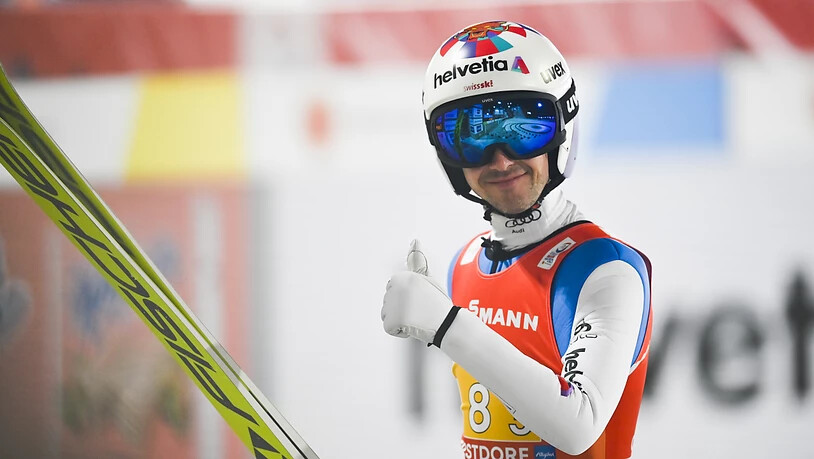 Daumen hoch: Simon Ammann ist mit seinen Sprüngen zufrieden.