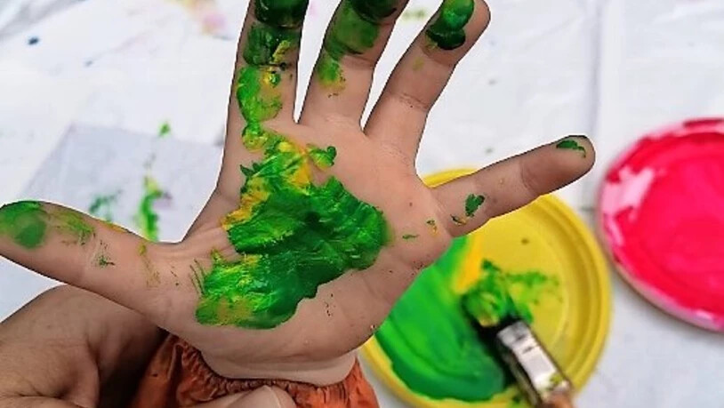 Das gehört dazu: In der Spielgruppe Bürzelbaum wird auch gemalt, was farbige Hände mit sich bringen kann.