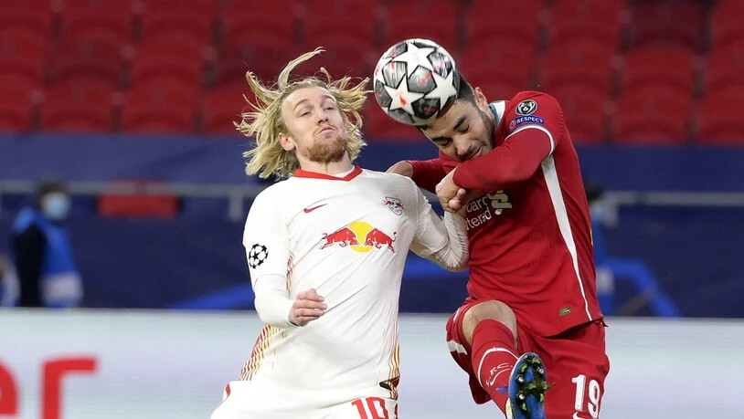 Ein packender Zweikampf zwischen Leipzigs Emil Forsberg (links) und Liverpools Özan Kabak