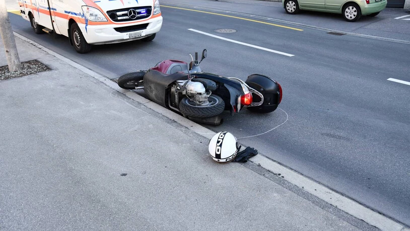 Ort des Geschehens: Nach dem Unfall liegt der Töff auf dem Asphalt der Quadersrtasse.