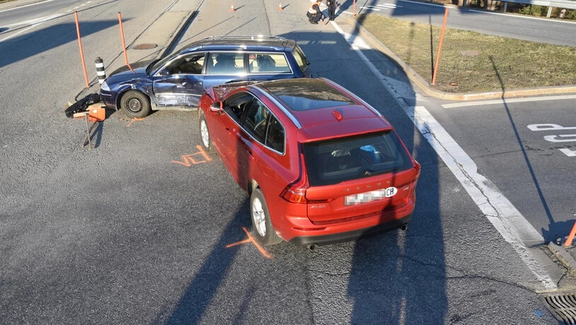 Bei der seitlich-frontalen Kollision wurden die beiden Autofahrer leicht verletzt.