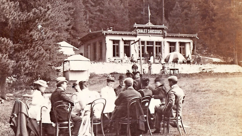 Tea Party 1894: Im privaten Fotoalbum von Queen Mary (am Tisch, Mitte) findet sich dieses Bild von einem Ausflug nach Pontresina zum heute noch unveränderten «Chalet Sanssouci».