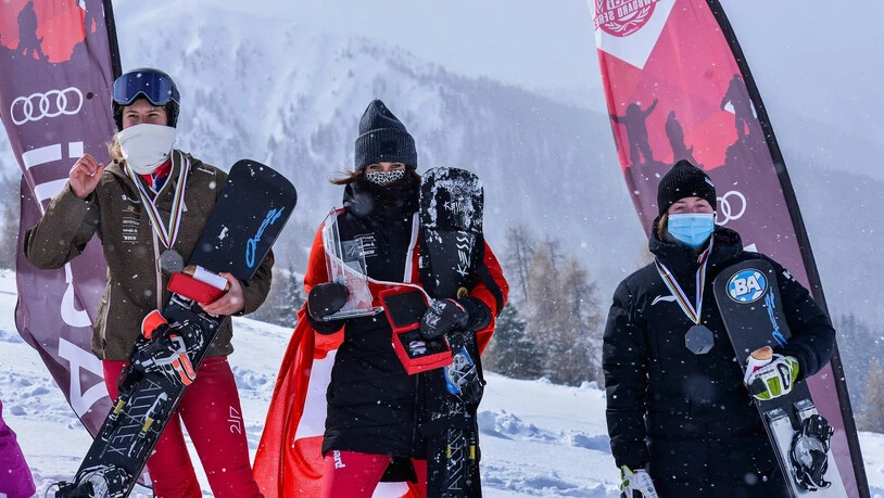 Die Europacup-Toursiegerin Larissa Gasser (Mitte) mit Xenia Spoerri (links) und Megan Farell (rechts).