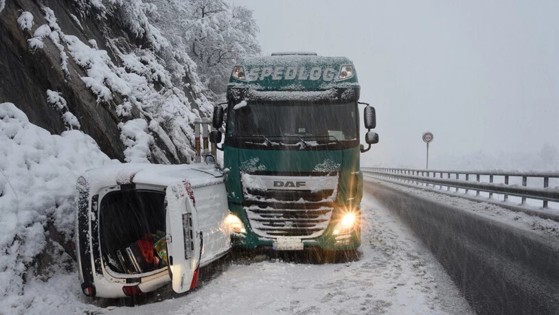 Das Auto kam zwischen Felsen und Lastwagen zum Stillstand.