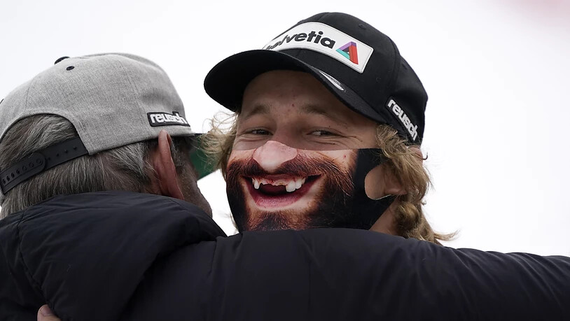 Marco Odermatt hat nach seinen Siegen in Saalbach und Kranjska Gora mit und ohne Maske gut lachen