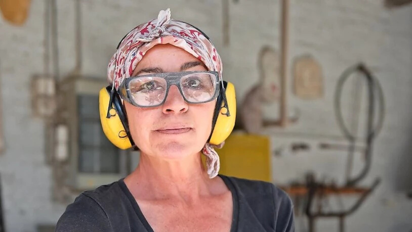 «Staub und Lärm als Begleitung»: Eva Oertli arbeitet als Bildhauerin in vierter Generation im selben Atelier wie schon ihr Urgrossvater. Die «Caring hand» und die «Rote Drei» gehen im Internet um die Welt.