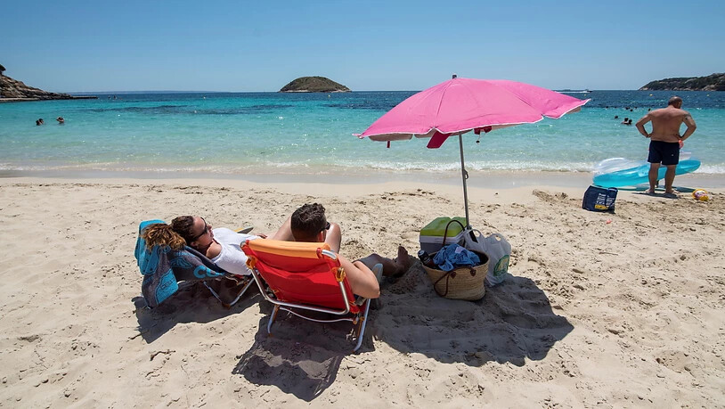 Deutsche Touristen zieht es über die Ostertage wieder vermehrt nach Mallorca. Die Buchungszahlen in den Reisebüros steigen seit die Lieblingsferieninsel der Deutschen nicht mehr auf der Corona-Risikoliste steht.(Archivbild)