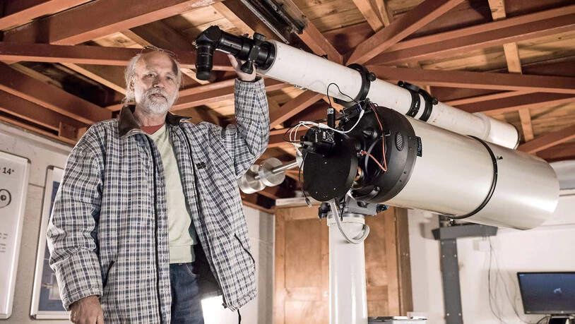 Himmelskörper im Visier: Toni Schriber in der Sternwarte unter dem Dach der Kantonsschule Glarus.
