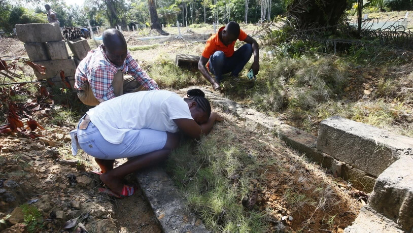 Eine Frau beweint 2014 in Liberia auf einem Friedhof, der speziell für Ebola-Opfer angelegt wurde, ihre tote Mutter. Die aktuellen Ebola-Ausbrüche in Guinea und Kongo haben sich als Neuauflagen des Ausbruchs von 2014/15 erwiesen. Das beweist eine…