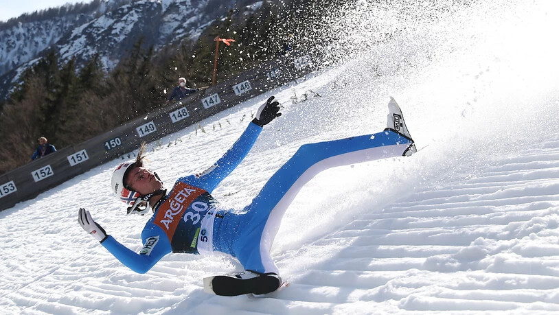 Böser Sturz auf der Riesenschanze in Planica: Der Ex-Weltmeister Daniel-André Tande musste ins Spital gebracht werden, sein Zustand soll aber "stabil" sein