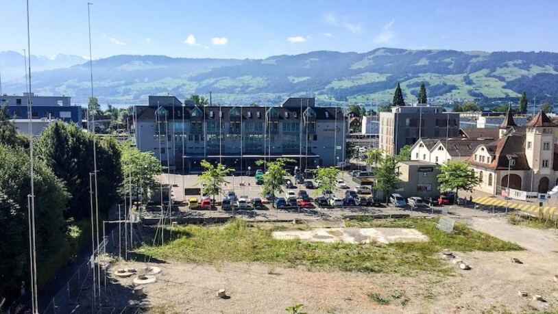 Bleibt noch länger eine Brache: Eine Zwischennutzung des Citycenter-Areals im Zentrum von Rapperswil als Parkplatz bleibt rechtlich blockiert.  Bild Ramona Nock
