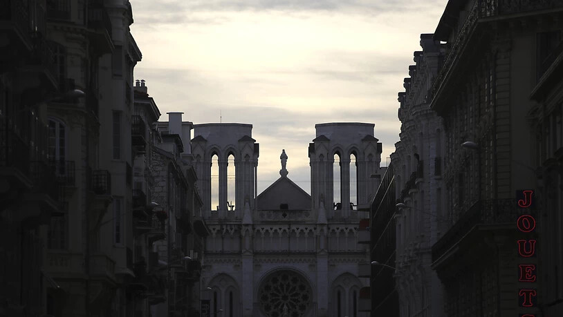 ARCHIV - Die Kathedrale Notre-Dame. Die Restaurierungspläne für den zerstörten Dachstuhl der Pariser Kathedrale Notre-Dame werden konkreter. Das verschwundene Balkenwerk des Kirchenschiffes und des Chors solle zwar nicht komplett originalgetreu…