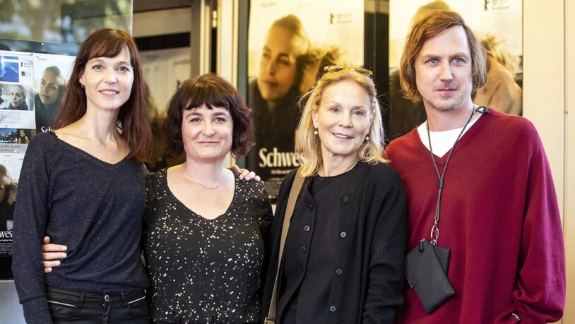 Ihr Film "Schwesterlein" geht am Freitagabend mit sechs Nominationen ins Rennen um den Schweizer Filmpreis 2021: Regisseurinnen Véronique Reymond und Stéphanie Chuat, Schauspielerin Marthe Keller und Hauptdasteller Lars Eidinger (v.l.n.r.)