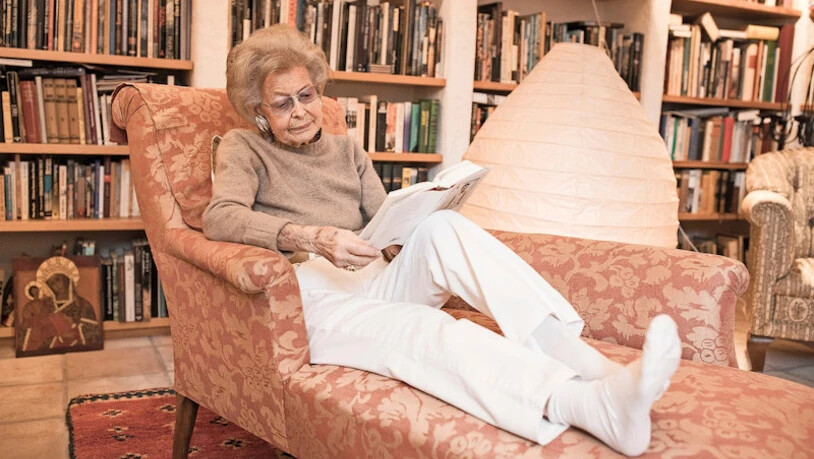 Auch eine Grande Dame: Als Mitgründerin des Dritten Programms holt Ruth Jenny bekannte Referentinnen und Referenten ins Glarnerland.