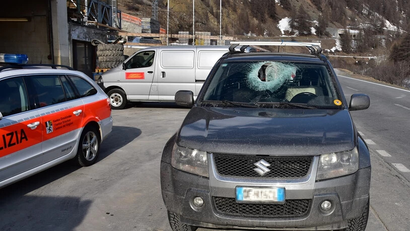 Der Autofahrer wurde am Kopf und am rechten Arm verletzt.
