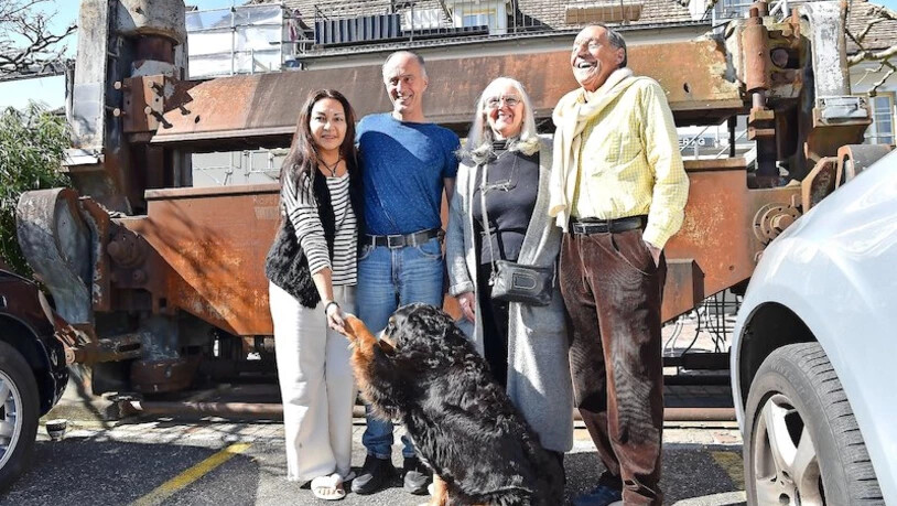 Neuanfang im «Kreuzli»: Das Wirtepaar Irina und Daniel Beutler (links) mit den Besitzern Jacqueline und Albert Gasser-Bruynincx. Bild Markus Timo Rüegg