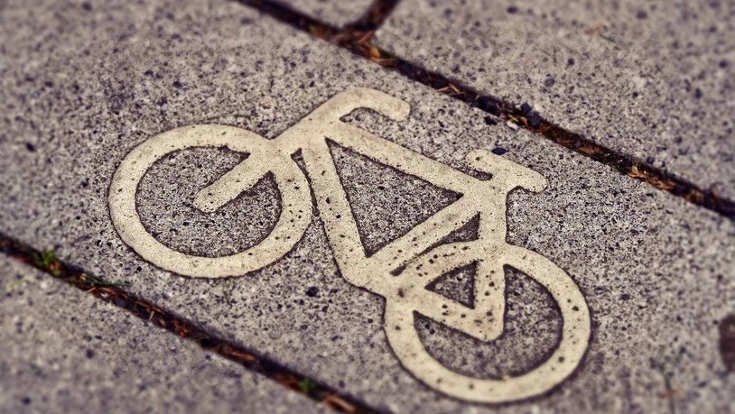 Bei der Kollision wurde die E-Bikerin verletzt.