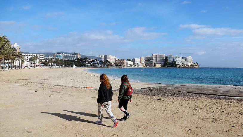ARCHIV - Zwei junge Frauen gehen am leeren Strand von Magaluf entlang. Foto: Clara Margais/dpa