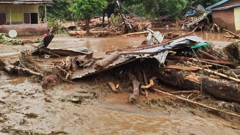 Trümmer liegen im Schlamm nach einer Sturzflut. Bei Überschwemmungen und Erdrutschen sind im Osten des Landes mindestens 23 Menschen ums Leben gekommen. Foto: Ola Adonara/AP/dpa
