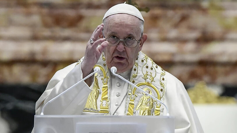 Papst Franziskus spricht den Segen «Urbi et Orbi» nach der Ostermesse im Petersdom. Foto: Filippo Monteforte/POOL AFP/AP/dpa