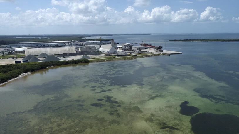 Dieses von einer Drohne aufgenommene Foto zeigt die alte Piney Point Phosphatmine. Südlich von Tampa droht das Abwasserbecken einer früheren Düngemittelfabrik zu bersten. Foto: Tiffany Tompkins/The Bradenton Herald/AP/dpa