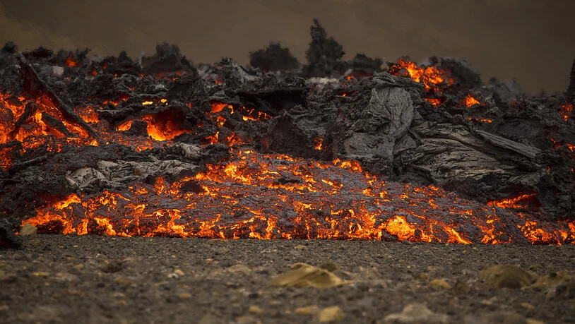 dpatopbilder - Lava fließt aus einer neuen Felsspalte aus einem Vulkan in Island. Foto: Marco Di Marco/AP/dpa