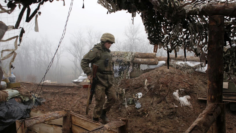 ARCHIV - Ein ukrainischer Soldat bringt sich in Stellung an der Frontlinie zu Russland in der Region Donezk. Foto: Vitali Komar/AP/dpa