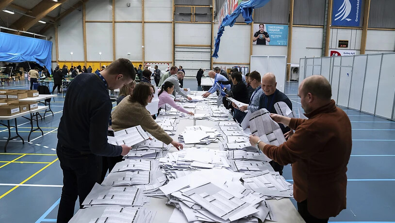 Wahlhelfer zählen die Stimmzettel nach der Parlamentswahl in Grönland aus. Foto: Emil Helms/Ritzau Scanpix Foto/AP/dpa