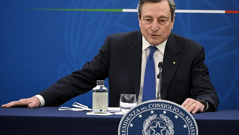 Der italienische Premierminister Mario Draghi spricht bei einer Pressekonferenz zum Corona-Impfplan. Foto: Riccardo Antimiani/Pool Ansa/AP/dpa