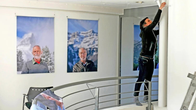 Für die Ausstellung: Fotografin Maya Rhyner befestigt eine Auswahl ihrer Textildrucke an den Wänden im «Lihn».