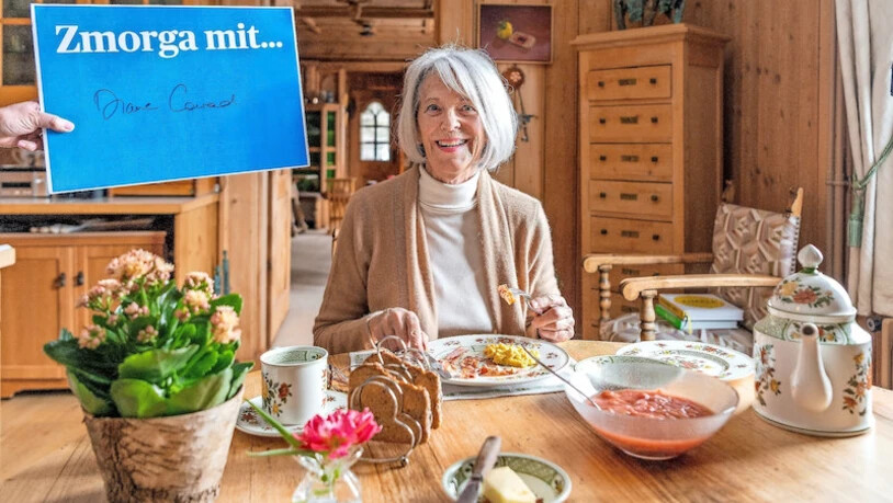 Bacon and eggs: Für das Zmorga-Interview hat Diane Conrad-Daubrah in St. Moritz ein Frühstück wie in ihrer ursprünglichen Heimat England vorbereitet.