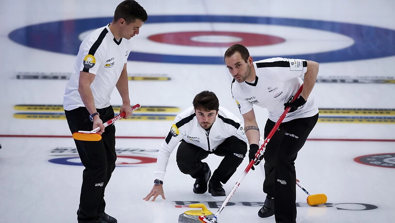 Die Schweizer Curler haben an der WM noch etwas vor. Von links: Valentin Tanner, Benoît Schwarz und Sven Michel