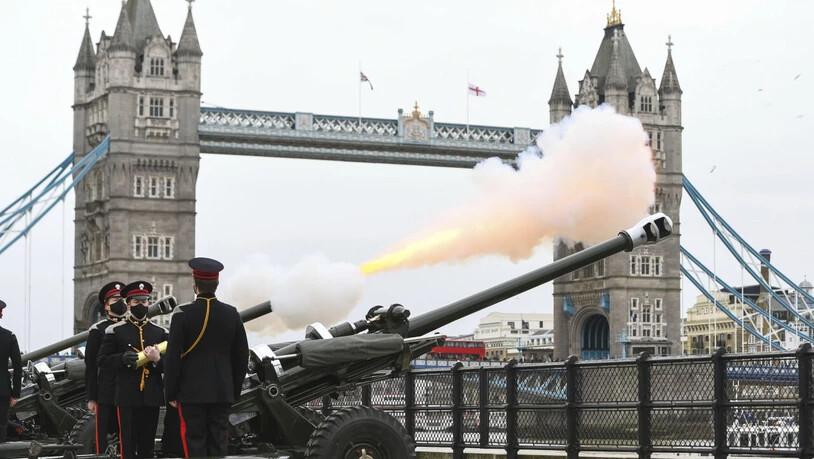 Mitglieder der Honourable Artillery Company feuern vor dem Tower of London 41 Salutschüsse zu Ehren des verstorbenen britischen Prinz Philip, Herzog von Edinburgh, ab. Foto: Dominic Lipinski/PA/dpa - ACHTUNG: Nur zur redaktionellen Verwendung und nur mit…