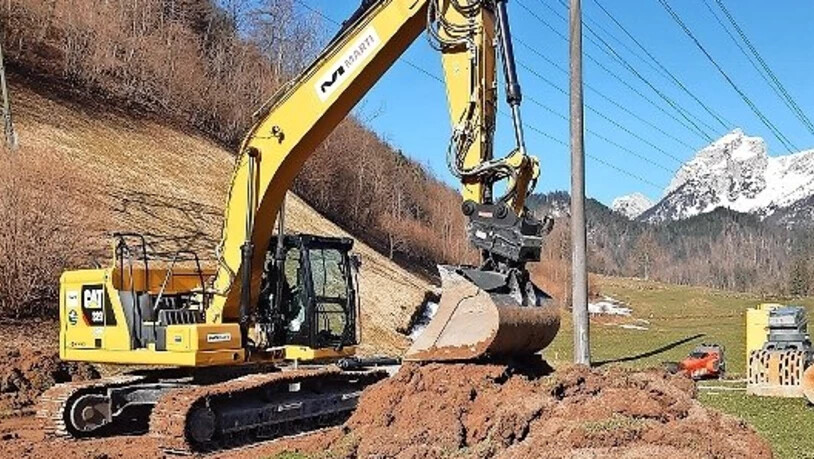 Gestartet: Das Verlegen neuer Rohre von Mitlödi bis Netstal dauert voraussichtlich bis November.