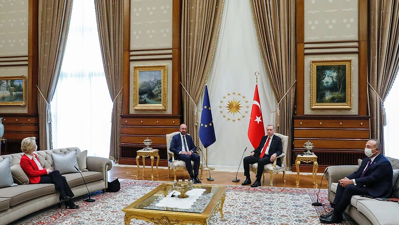 HANDOUT - Der türkische Präsident Recep Tayyip Erdogan (2.v.r) und der türkische Außenminister Mevlut Cavusoglu (r) treffen sich mit EU-Kommissionspräsidentin Ursula von der Leyen (l) und Ratspräsident Charles Michel. Foto: Dario Pignatelli/European…