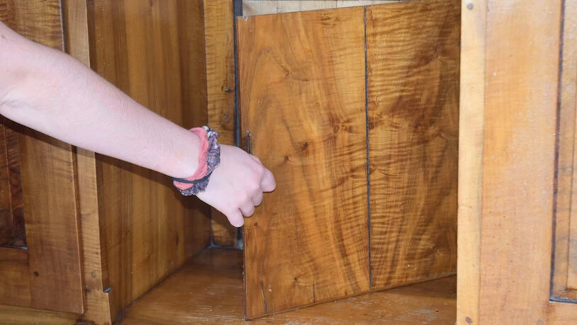 Aus Restauranttagen: Beim alten Buffet öffnet sich ein Türchen als Durchreiche. 