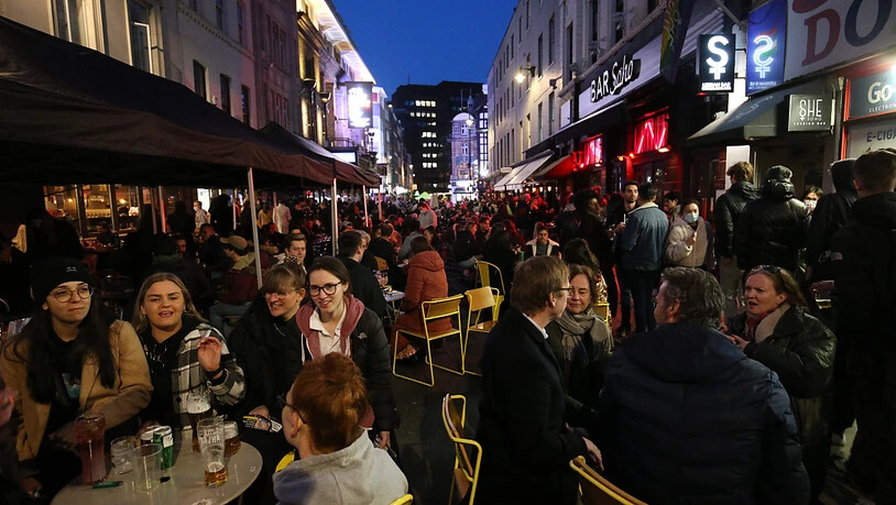 Menschen versammeln sich für Getränke und Essen in der Old Compton Street, Soho, im Zentrum Londons. Die britische Regierung lässt dank fortschreitender Corona-Impfungen und sinkender Fallzahlen in Großbritannien etwas die Zügel locker. Foto: Jonathan…