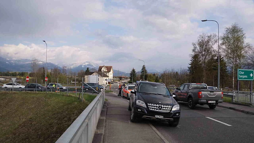 Beim Grenzübergang Oberriet SG ist ein Mitarbeiter der Zollverwaltung von einem Auto mitgeschleift worden. Die Umstände müssen noch weiter abgeklärt werden.