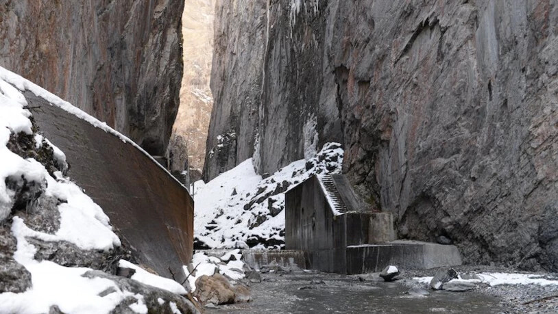 Den Fels nicht erschüttern: Die Betonmauer rechts soll bleiben, damit nicht der Fels oberhalb des Wehrs in den Fluss stürzt. 
