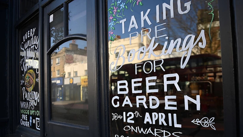Der Verkauf von Bier, Wein und Sekt in den englischen Pubs ist nach der Wiedereröffnung explodiert. (Archivbild)