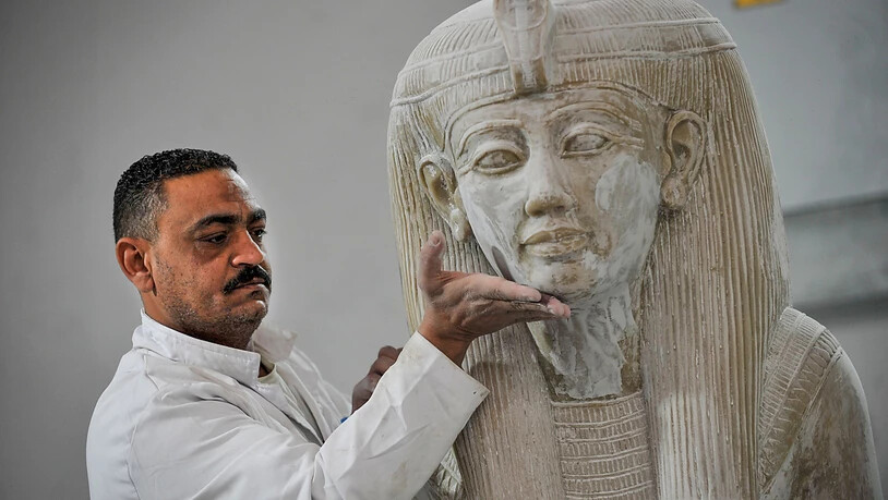 Ein Handwerker arbeitet in der Konouz-Fabrik an einer Modellreplik einer altägyptischen Statue. Die Fabrik ist die Erste für archäologische Reproduktionen in der Region. Foto: Mohamed Shokry/dpa