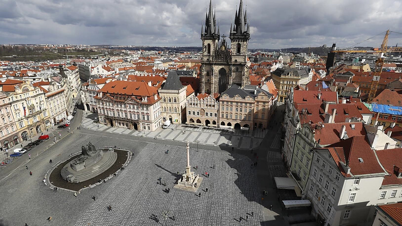 Trauer und Mahnung zugleich: Tausende von Kreuzen wurden auf dem Altstädter Ring in Prag gemalt, um dem einjährigen Todestag des ersten tschechischen Patienten zu gedenken. Europaweit gab es seit Beginn der Pandemie bereits mehr als eine Million Corona…
