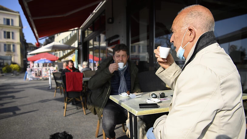 Im "Restaurant Le Leman" in Nyon VD geniessen Gäste einen Kaffee auf der Terrasse.