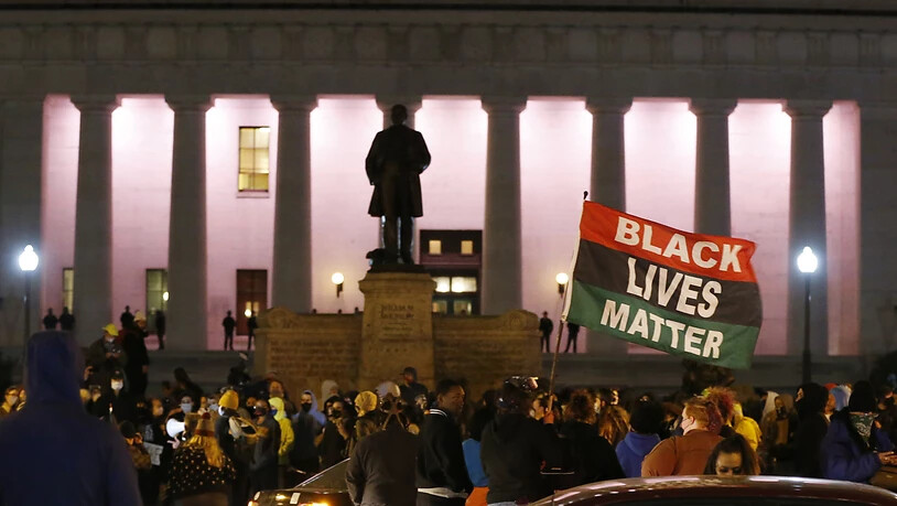 Menschen versammelten sich am gestrigen Tag während eines Protestes vor dem Ohio Statehouse in Columbus. Berichten zufolge hat die Polizei auf ein schwarzes jugendliches Mädchen geschossen und dieses tödlich verletzt. Foto: Jay Laprete/AP/dpa