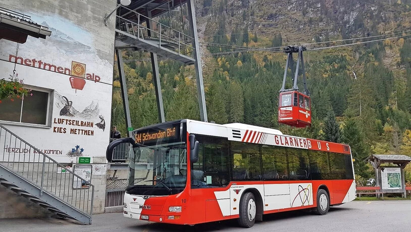 Mit dem Bus zur Bahn: Während die Sanierungsarbeiten an der Zufahrtsstrecke nach einem Hangrutsch andauern, gelangen Touristen mit einem Shuttlebus zur Talstation der Seilbahn nach Mettmen.