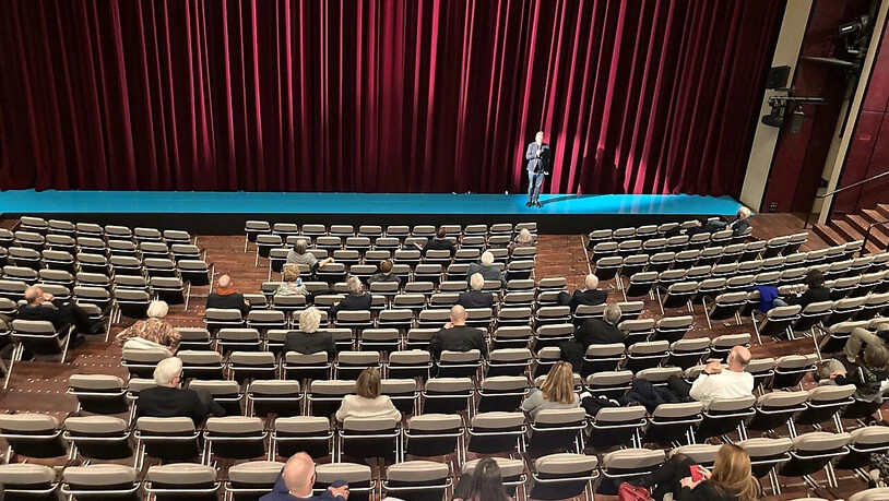 Theaterdirektor Benedikt von Peter begrüsst das Publikum im "ausverkauften" grossen Haus des Theaters Basel.