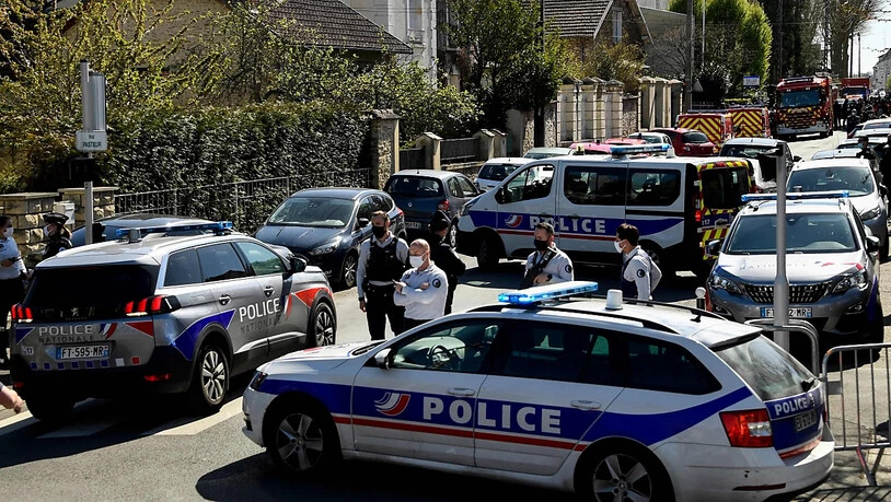 dpatopbilder - Französische Polizisten sperren eine Straße in der Nähe einer Polizeistation nachdem eine Mitarbeiterin der Polizei auf einer Polizeiwache getötet worden ist. Foto: Bertrand Guay/AFP/dpa