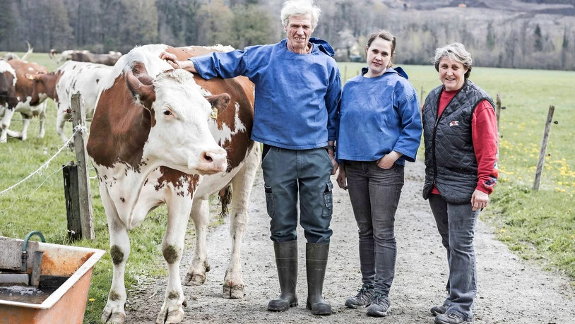 Wieder ist Frühling und die Kühe auf dem Müllerhof sind die ersten Tage auf der Weide: Hans und Irmgard Müller-Fischli wollen den Hof, der ihren Namen trägt, an ihre Tochter Brigitte (Mitte) weitergeben und so die Familien- und Hofgeschichte weiterschreib